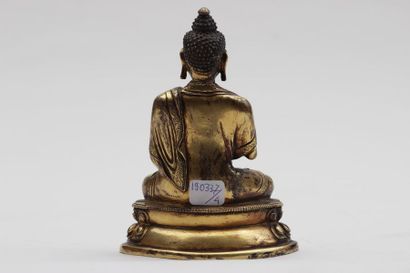 null BOUDDHA, épreuve en bronze doré et patiné, représenté assis sur le double lotus,...