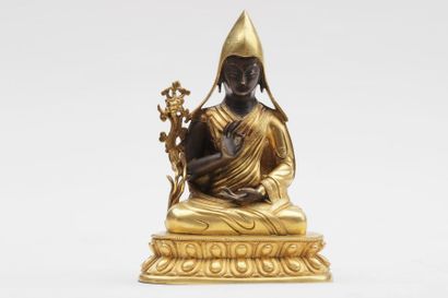 null BOUDDHA, épreuve en bronze doré et patiné, représenté assis sur le double lotus,...