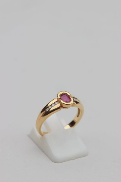 null Bague en or jaune avec rubis central et ligne de diamants. Poids brut: 4.5g