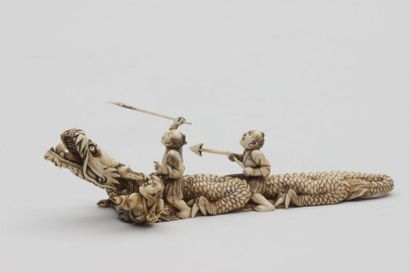 null Groupe en ivoire représentant un dragon chevauché par quatre guerriers. signé,...