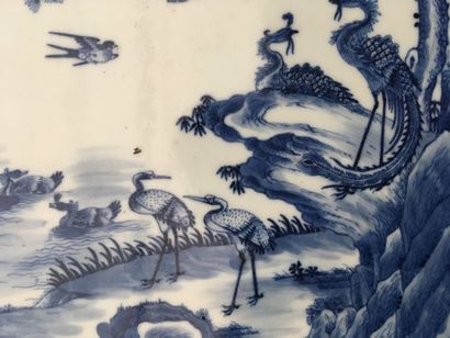 null PLAQUE en porcelaine à décor en camaieu de bleu de branchages fleuris, Chine...
