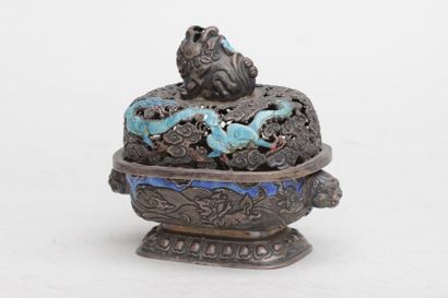 null Petit Brûle-parfum en métal argenté et ajouré à motif émaillé bleu de dragons...