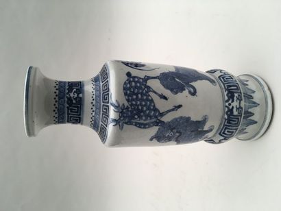 null VASE en porcelaine de forme bouteille à décor émaillé en camaieu de bleu sur...