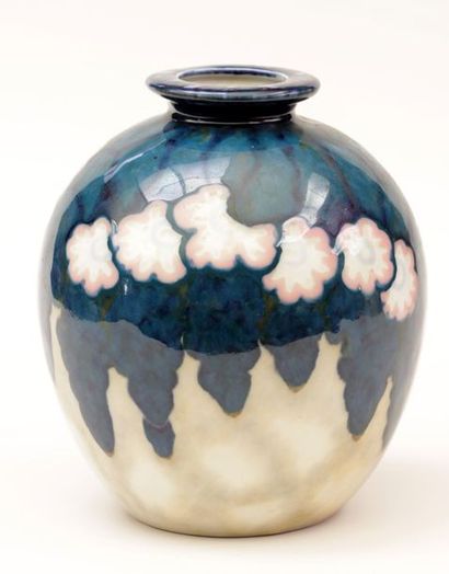 null Charles THARAUD à Limoges

Vase de forme boule en porcelaine à décor émaillé...