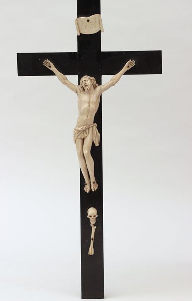 null Christ janseniste en ivoire sur croix en bois noirci avec philactère "INRI",...