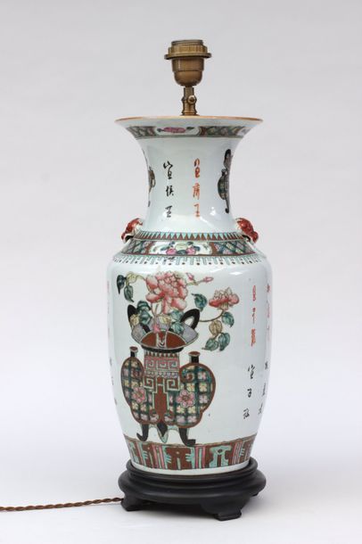 null Vase de forme balustre en porcelaine de Chine à décor émaillé polychrome d'idéogrammes...
