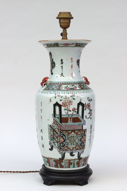 null Vase de forme balustre en porcelaine de Chine à décor émaillé polychrome d'idéogrammes...
