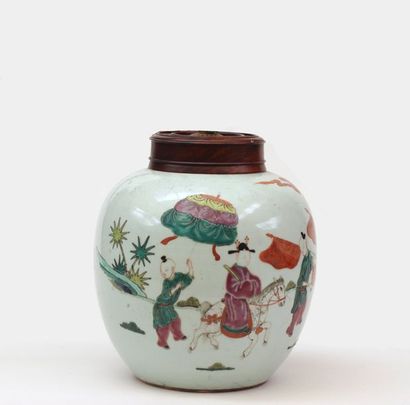 null Vase de forme boule en porcelaine de la Chine à décors émaillé polychrome d'une...