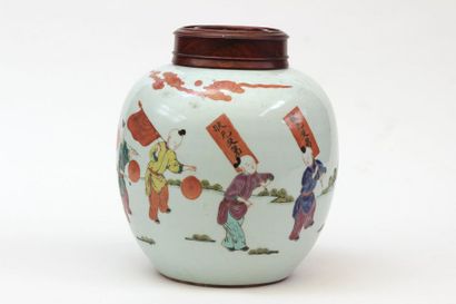 null Vase de forme boule en porcelaine de la Chine à décors émaillé polychrome d'une...