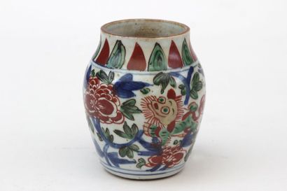 null Petit vase en porcelaine à décor émaillé polychrome de chimères, fleurs et feuillages....