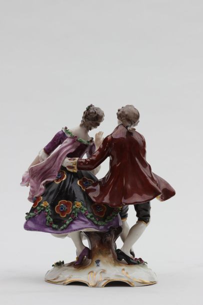 null Groupe en porcelaine émaillée polychrome représentant un couple de jeunes gens...