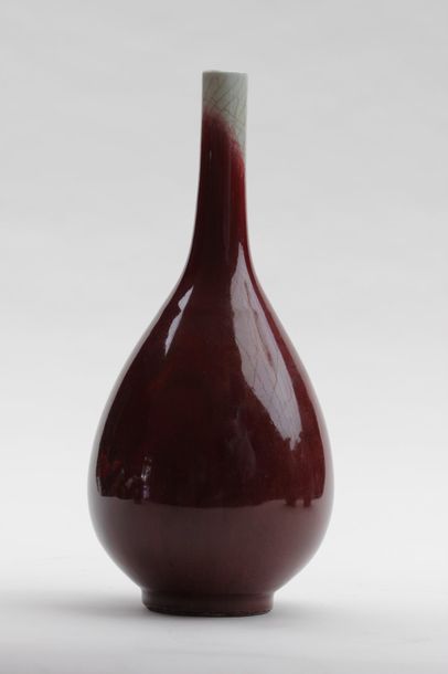 null VASE en grès émaillé rouge "sang de boeuf" de forme pansu et long col étroit,...