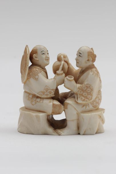 null Netsuke en ivoire representant deux hommes buvant du thé, signé, Japon, Meiji,...