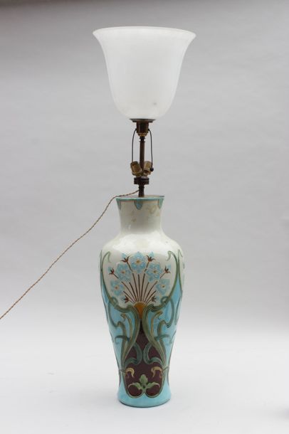 null Lampe, le pied en faïence fine à décor polychrome de lfeurs et feuillages de...