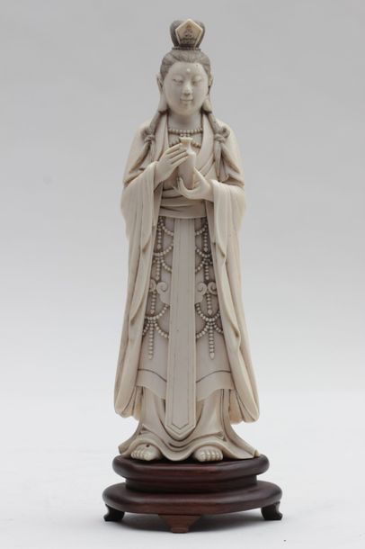 null OKIMONO en ivoire sculpté representant une divinité debout tenant un vase sacré,...