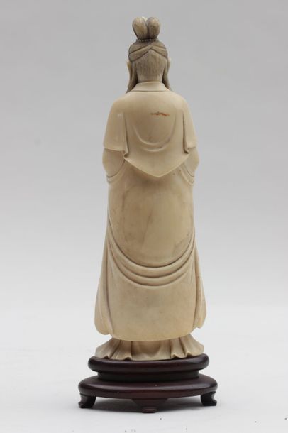null OKIMONO en ivoire sculpté representant une divinité debout tenant un vase sacré,...