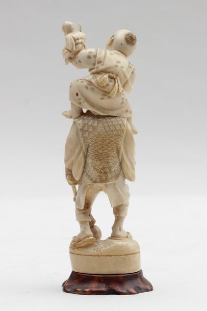 null Okimono en ivoire representant un homme tenant un enfant sur ses epaules jouant...