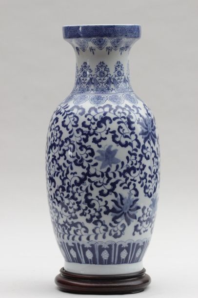 null Vase de forme balustre en porcelaine à décor de camaïeu de bleu de volutes de...