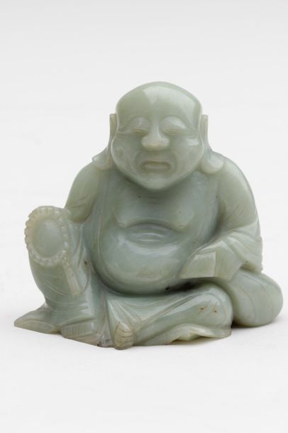 null Petite sculpture en pierre dure representant Bouddha assis tenant un chapelet,...