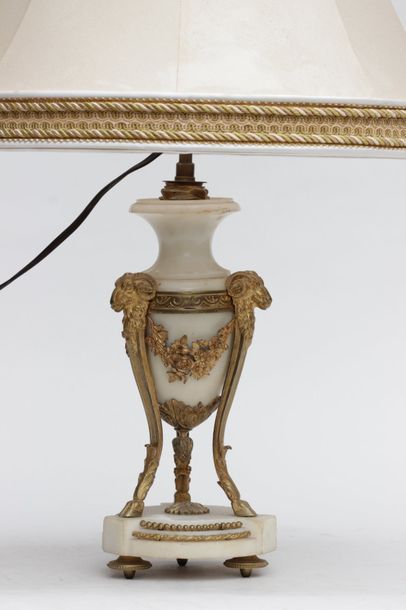 null LAMPE faite avec une cassolette en marbre et ornement en bronze de style Louis...