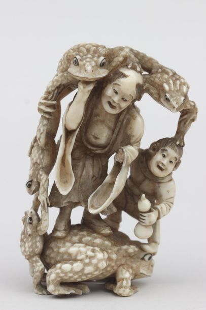 null OKIMONO en ivoire représentant un homme et un enfant debouts entourés par cinq...