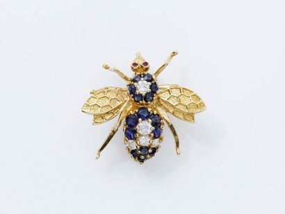 null Broche en or 750 millièmes, stylisant une abeille, le corps habillé de saphirs...