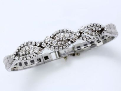null Bracelet articulé en or gris 750 millièmes, centré d'un motifs de navettes et...