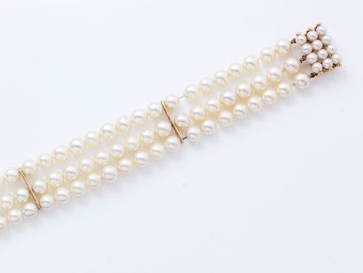 null Bracelet composé de 3 rangs de perles de culture d'environ 6.7 mm, agrémenté...
