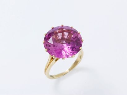 null Bague en or 750 millièmes ornée d'une pierre de couleur ronde facettée en serti...