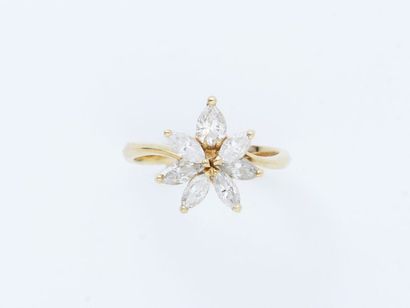 null Bague en or 750 millièmes, stylisant une fleur ornée de diamants taille navette...