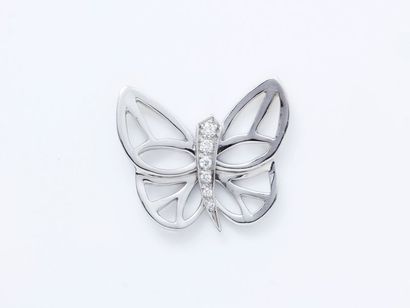 null Motif en or gris 750 millièmes stylisant un papillon ajouré ponctué de diamants...