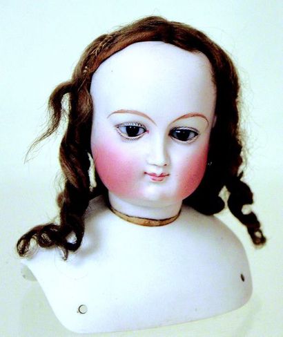 null Superbe tête de poupée parisienne en biscuit pressé, fabrication Léon Casimir...