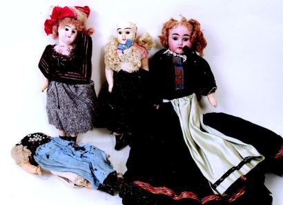 null Ensemble de trois poupées à tête de composition et une en biscuit, corps en...