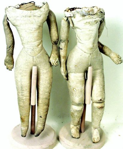null Deux corps anciens en peau pour poupées parisiennes, l'un droit et l'autre ployant....