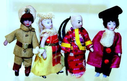 null Ensemble de quatre mini poupées entièrement en biscuit de fabrication allemande...