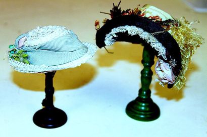 null Grand ensemble de sous vêtements de Mademoiselle BEREUX: Deux très chapeaux...