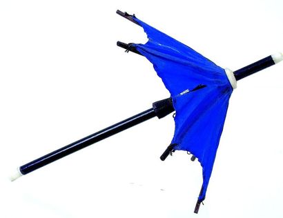 null Petit parapluie avec couverte de soie bleue (légèrement fusé) manche en bois...