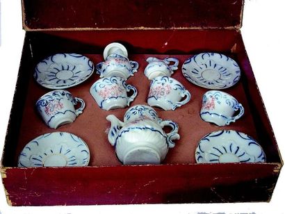 null Service à thé en porcelaine en boîte d'origine. Format: 29x25 cm. (circa 1880)...