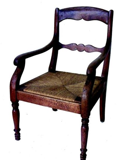 null Fauteuil d'enfant ancien de style Charles X en noyer avec assise paille amovible....