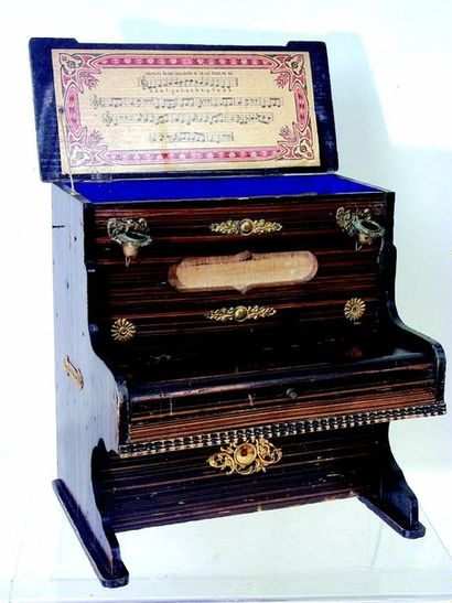 null Charmant petit piano époque Napoléon III en placage de palissandre avec petites...