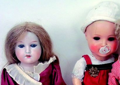 null Ensemble de deux poupées allemandes, comprenant: A: Poupée à buste en biscuit...