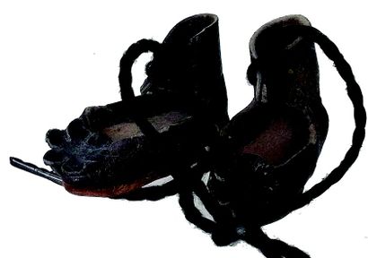 null Petite paire de souliers en cuir noir à lacets de taille 1.