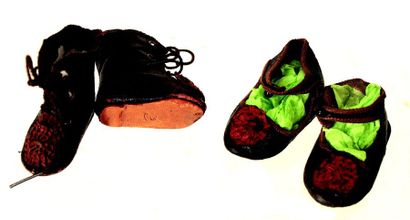 null Deux paires de souliers anciens en cuir y compris une paire de bottines à lacets....