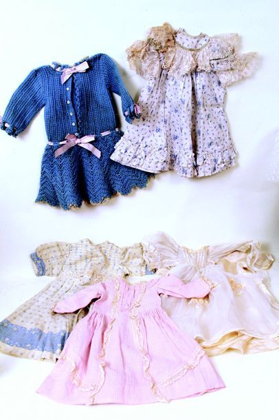null Bel ensemble de 6 robes anciennes pour bébés de taille 10 à 12 dont une robe...