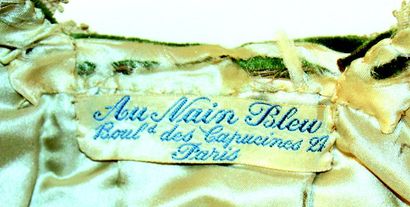 null Un ensemble en velours vert avec chapeau assorti signé AU NAIN BLEU.