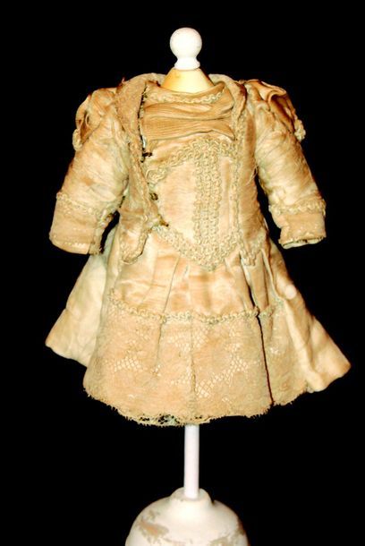 null Très belle petite robe ancienne par Madame JUMEAU en soie, H 17 cm pour bébé...
