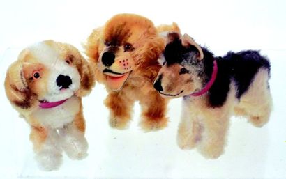 null Trois peluches miniatures représentant des chiens (épagneul et chien loup) L...