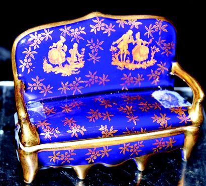 null Joli petit canapé en porcelaine de Limoges formant boîte. Bleu et or.. Fabrication...