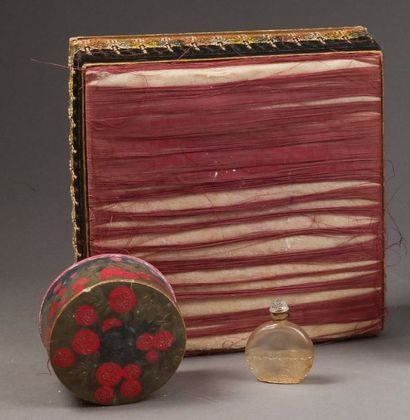  Woodworth - "VieGay" - (années 1920 - Etats Unis) 
Coffret carré en carton gainé...