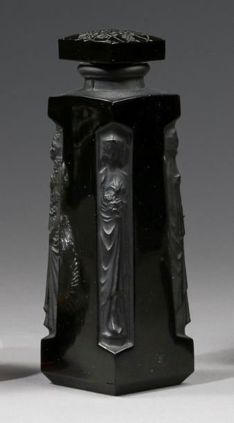  D'Orsay - "Ambre" - (1920) 
Flacon en verre opaque noir pressé moulé de section...
